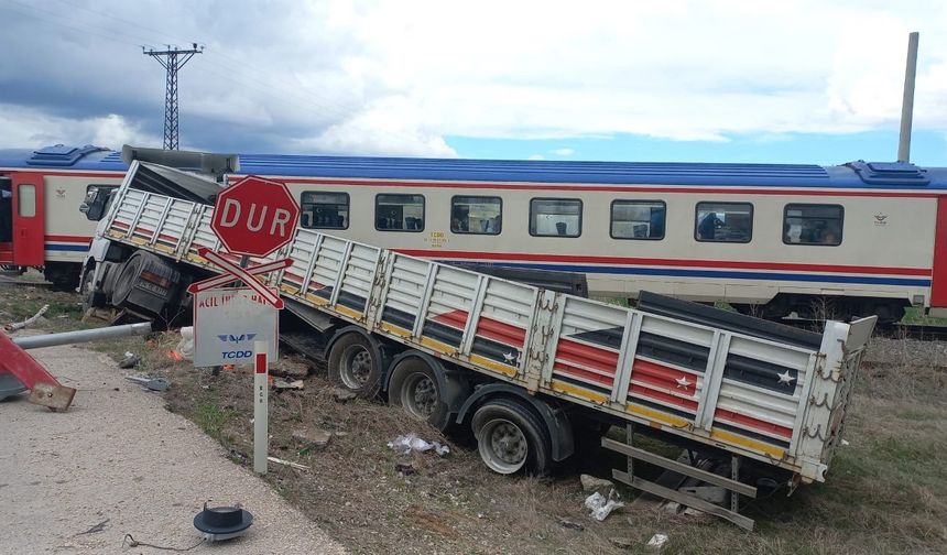 Tıra Tren Çarptı: Hemzemin Geçit Kazası