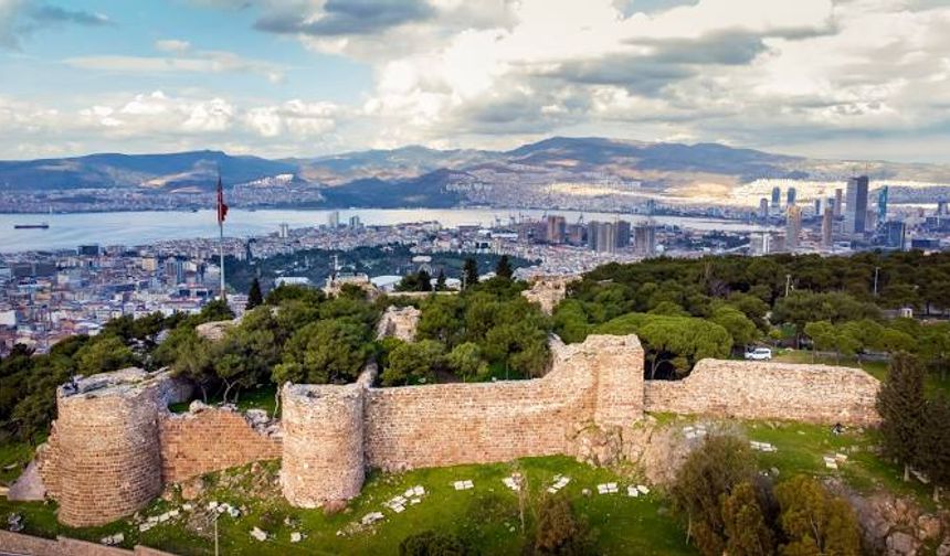 İzmir'in Tarihî Hazineleri | Kadıfekale Şehir Turu!