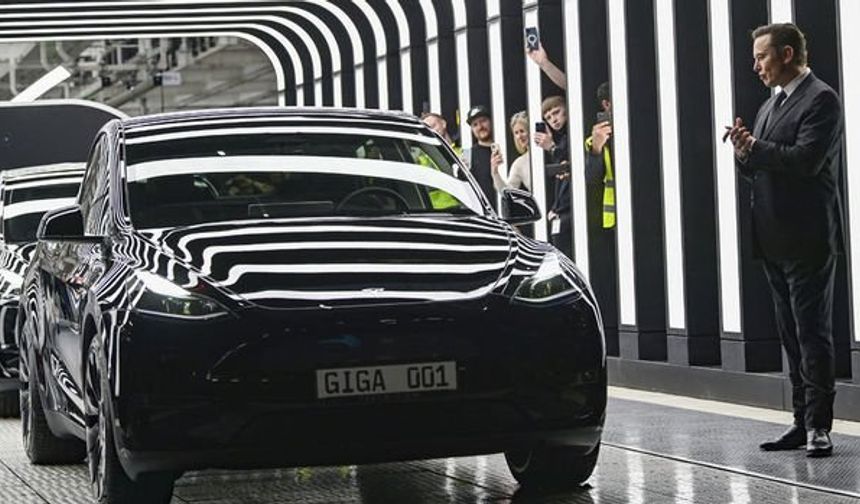 Tesla Almanya'da Sürpriz Üretim Durdurma: Şeffaflık Eksikliği Soruları Arttırıyor