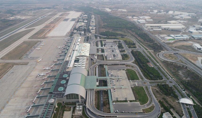 Adnan Menderes Havalimanı'nda Nisan ayında 1 milyon yolcuya yakın hizmet