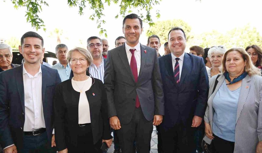Başkan Ferdi Zeyrek CHP Akhisar ilçe başkanlığı'nı ziyaret etti