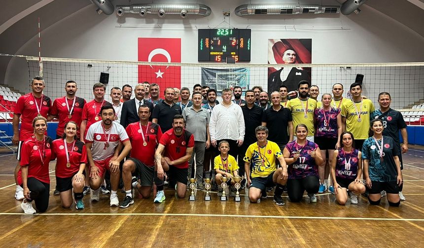 Aydın'da Kurumlar Arası Voleybol Turnuvası sona erdi