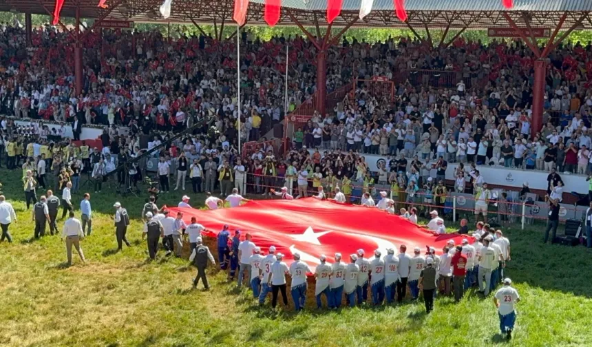 Yağlı güreş açılışına dev Türk Bayrağı seremonisi