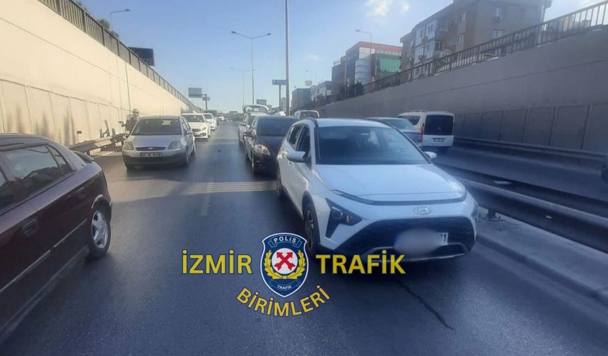 Gaziemir alt geçitte trafik kazası | Trafik sıkıştı!