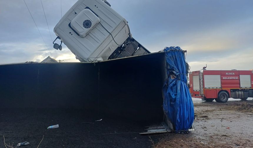 Çorum'da tır devrildi kabin kısmı havada asılı kaldı