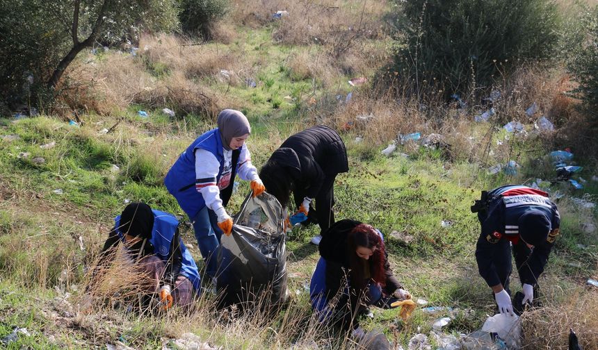 Efeler’de jandarma ve gençlerden çevre temizliği