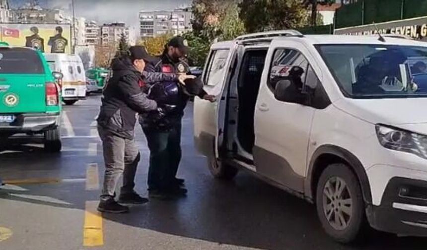 İzmir'de komşusunun duvarını kırıp eşyalarını çalan şüpheli yakalandı