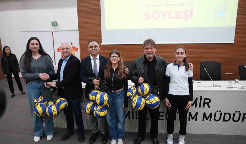 İzmir’de spora ilgi artıyor: Öğrencilere 750 voleybol topu dağıtıldı