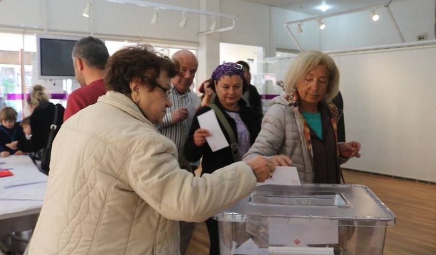 CHP’nin önseçiminde Foça'da yoğun katılım: Oy pusulaları yetmiyor!