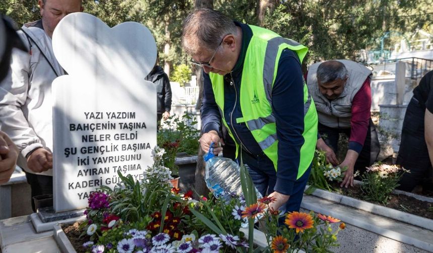 İzmir'de anlamlı proje: Başkan Tugay vatandaşlar ile mezarlık temizledi
