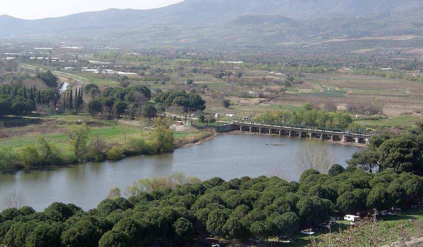 İzmir’in çilek kokulu köyü Emiralem: 600 yıllık tarihiyle turistleri kendine çekiyor