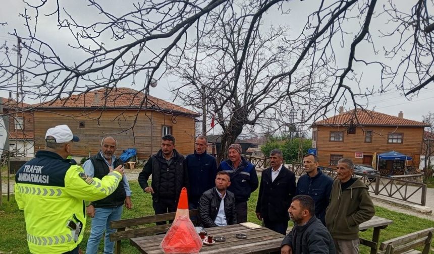 Jandarma traktör sürücülerini bilgilendirdi