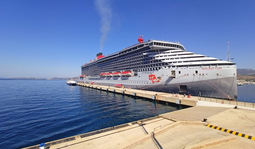 Dev kruvaziyer Bodrum'da: 2 bin 556 yolcuyla geldi