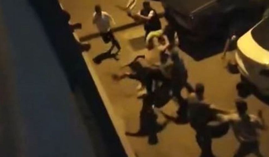 Bayrampaşa’da sandalyelerle birbirlerine öldüresiye saldırdılar: O anlar kamerada