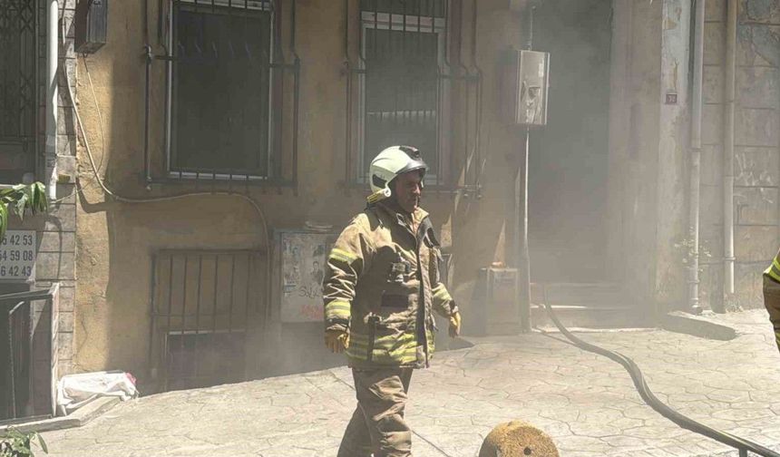 Beyoğlu’da ütü prizde unutulunca yangın çıktı
