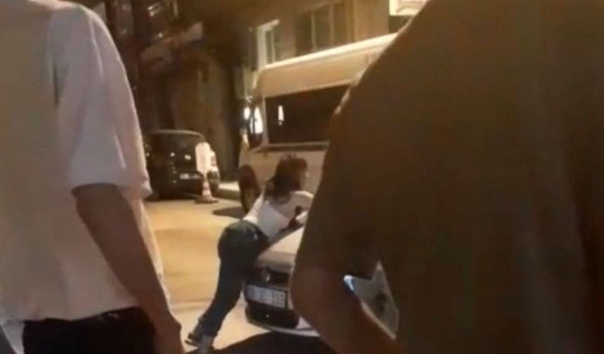 Bursa’da sokak ortasında film gibi olay: Kaputa asılan kadın araçla birlikte sürüklendi