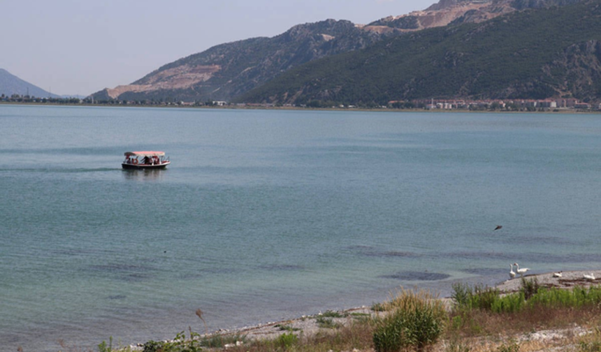 Kuraklık Eğirdir Gölü’nü tehdit ediyor: Su seviyesi düştü, kıyılarda kirlilik arttı