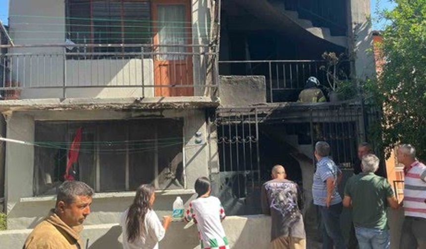 İzmir’de dört katlı binada yangın: Bir kişi hastaneye kaldırıldı