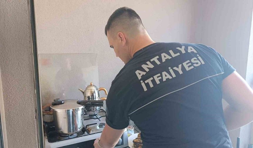 Ocakta unutulan düdüklü tencerenin dumanları itfaiyeyi alarma geçirdi