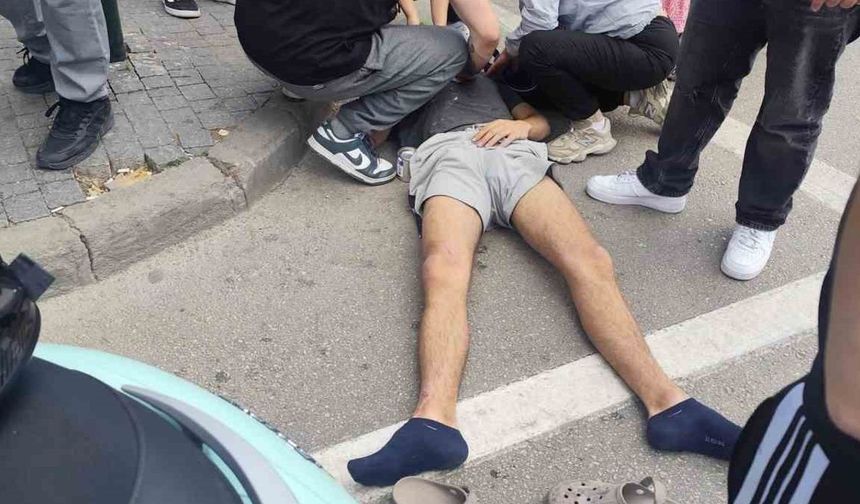Otomobilin çarptığı 2 motosikletteki gençler yaralandı