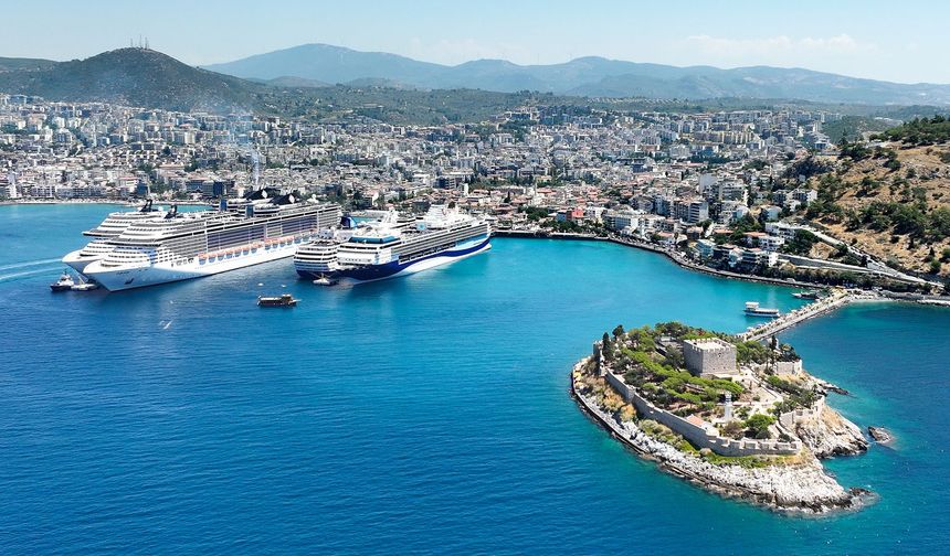 Beş kruvaziyer aynı anda Kuşadası’na demir attı