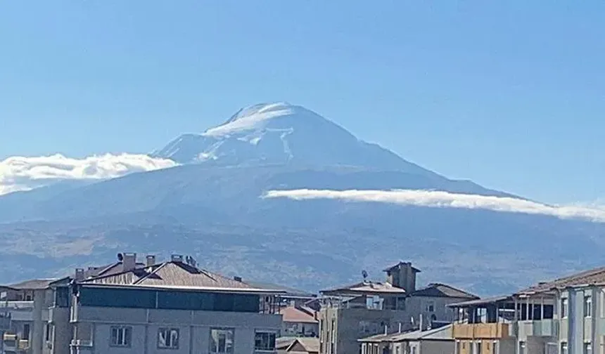 Ağrı Dağı zirvesi erken karla beyaza büründü