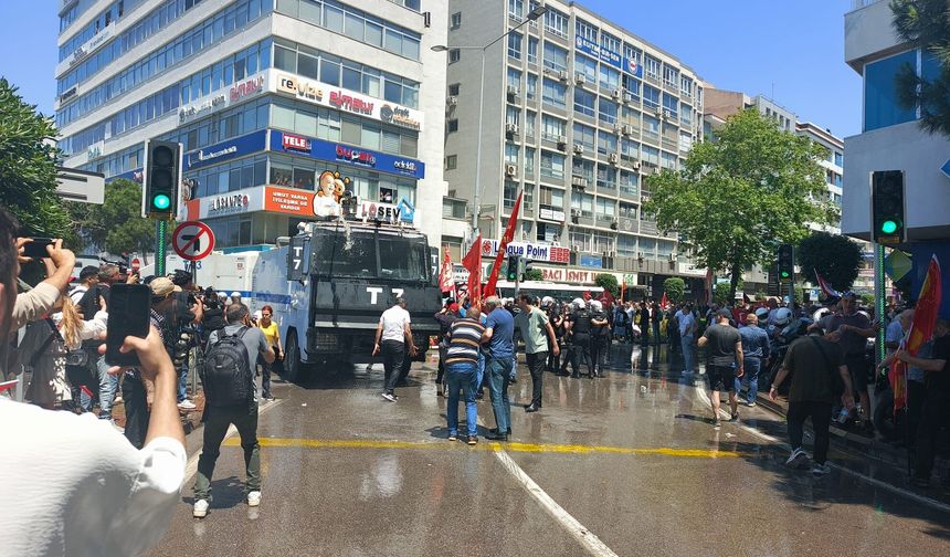 Özgür Özel İzmir’de Gündoğdu Meydanı’na yürüdü