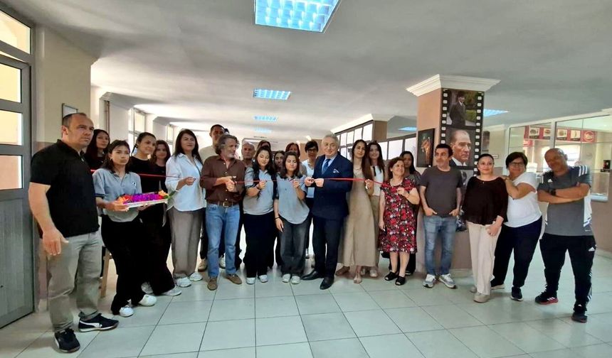Çeşme Atatürk Anadolu Lisesi’nden "Renklerin Fısıltısı" resim sergisi