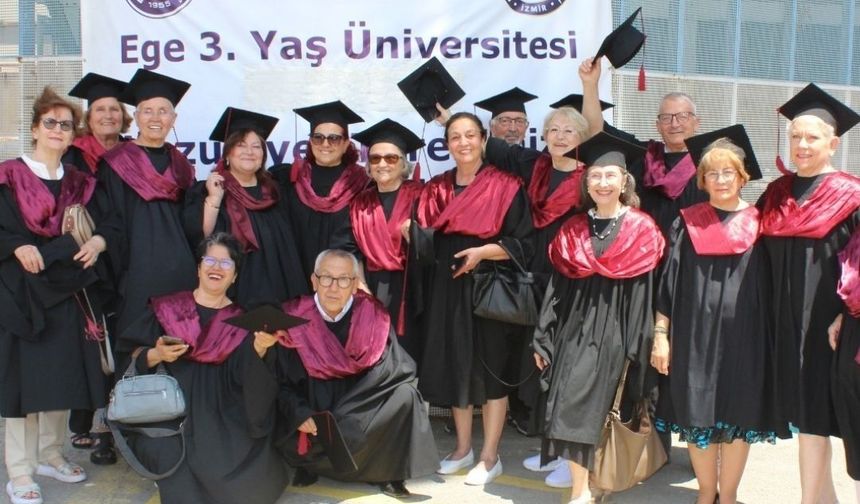 Ege Üniversitesinde 3. Yaş Üniversitesinin 140 çınarı diplomalarını aldı