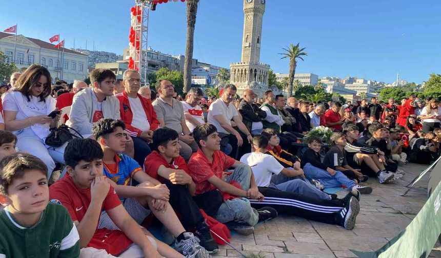 İzmir’de milli heyecan meydanlara taştı: Dev ekranda Dünya Kupası coşkusu