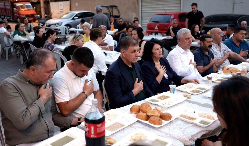 Başkan Tugay, Kınık’ta muharrem lokmasını paylaştı