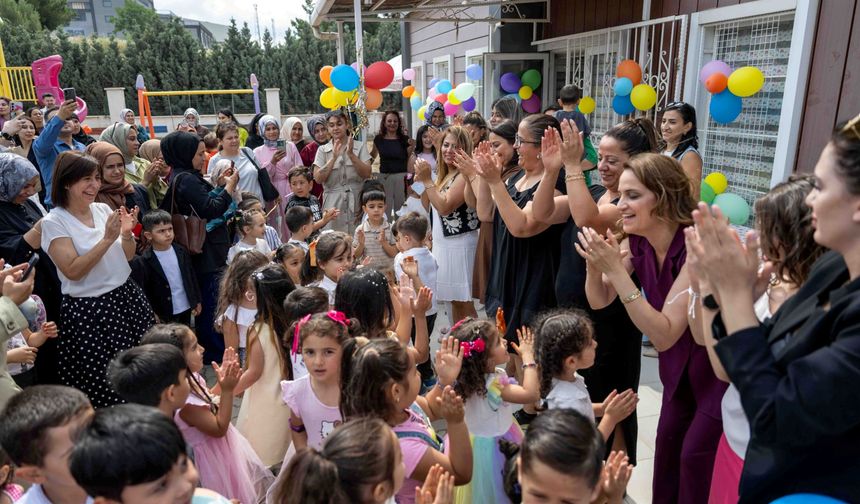 Bornova'da miniklere mezuniyet sevinci
