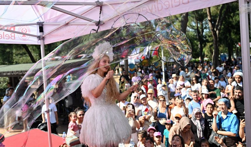 Bornova’da çocukların yaz coşkusu Büyükpark’a taştı