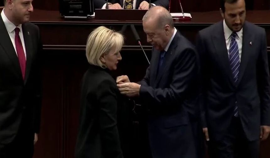 Rozetini Cumhurbaşkanı Erdoğan taktı