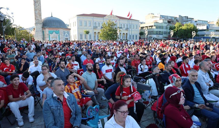 Konak Atatürk Meydanı'nda milli maç coşkusu