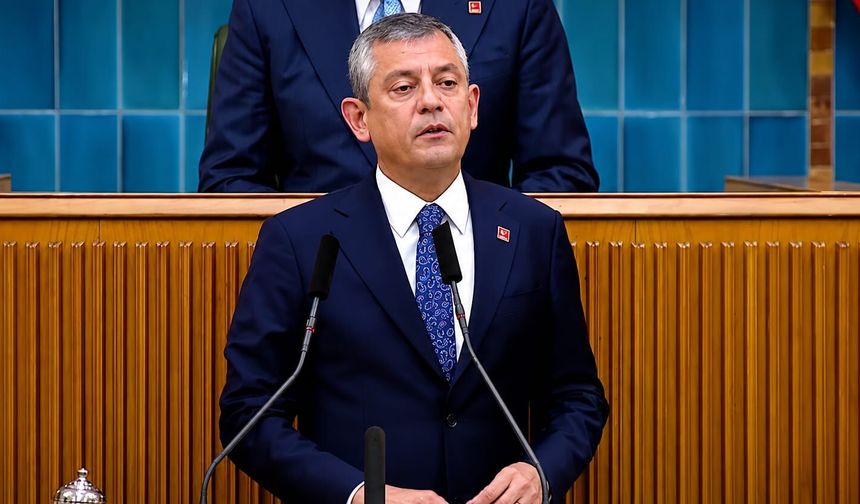 Özel'den tarihi grup konuşması