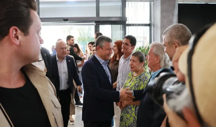 Özel'in ilk durağı il binası