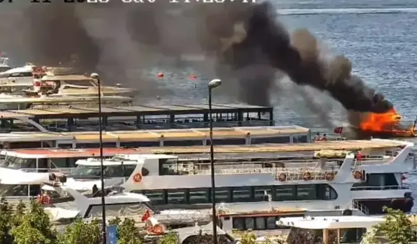 İstanbul Balat’ta alevlere teslim olan tekne söndürüldü