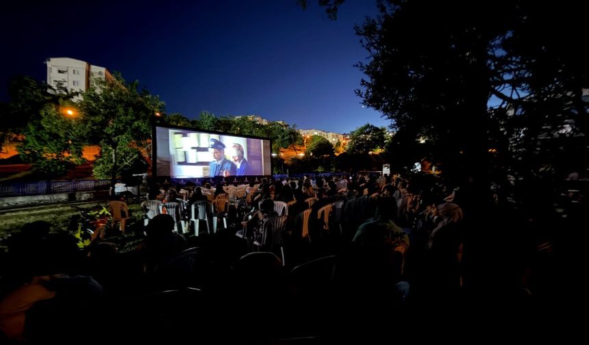 Karabağlar'da açıkhava film keyfi