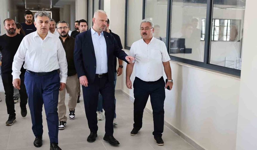 Menemen’de yapımı süren yeni gençlik merkezinde inceleme