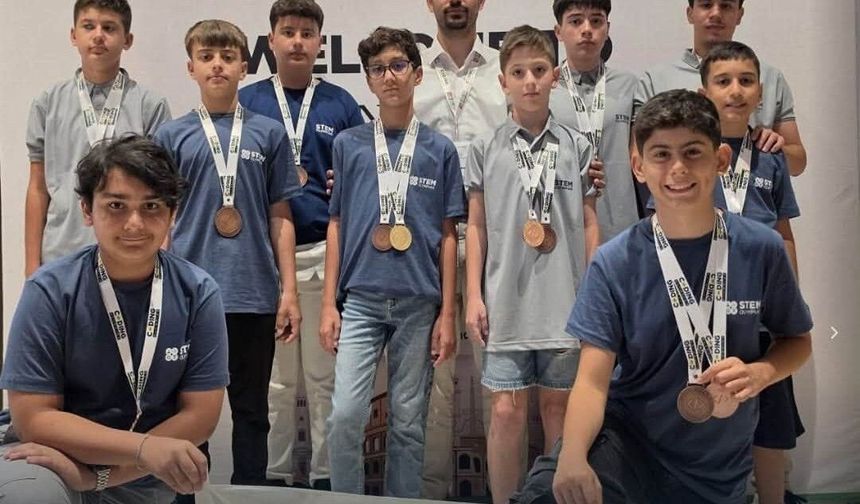 Aliağalı öğrenciler, İtalya’daki kodlama olimpiyatından 17 dereceyle döndü