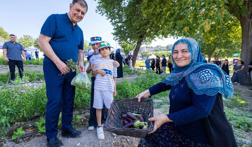 Toprakla buluşan kadınlar, hasat sevincini Başkan Tugay’la yaşadı