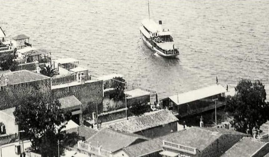 Göztepe'de yalılara yanaşan vapur