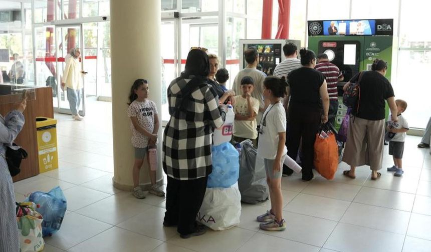 Şişesini getiren parasını alıyor