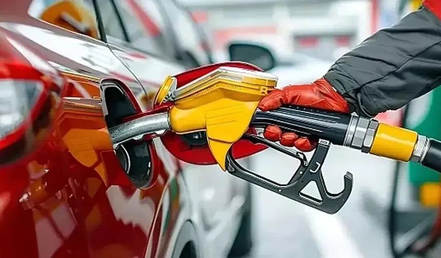 Motorine 3,12, benzine 1,14 lira zam geldi: Yeni artış için pazartesi verileri bekleniyor
