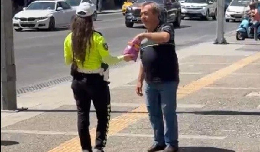 İzmir’de trafik polisi Mevlit Kandili’nde çikolata dağıttı