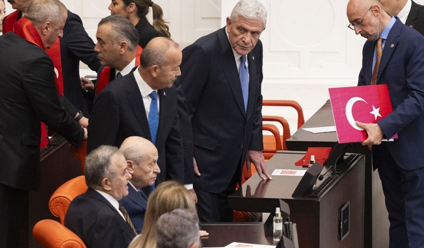 Bahçeli ile Dervişoğlu arasında dikkat çeken anlar