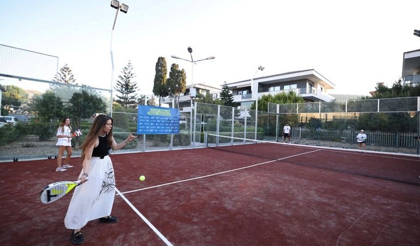 Çeşme’de spora yeni yatırım: 16 Eylül Kurtuluş Parkı’na padel kortu kazandırıldı
