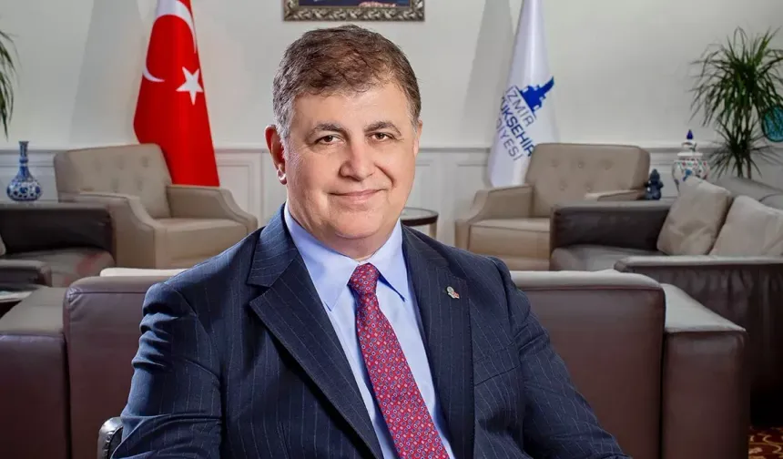 İzmir’de taşeron tuvalet işçileri kadro talebiyle belediye önünde açıklama yaptı