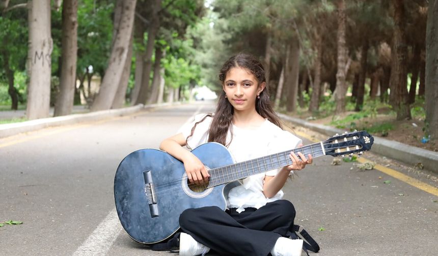 İskenderli Zehra eğitimi ve müzik yeteneğiyle öne çıkıyor